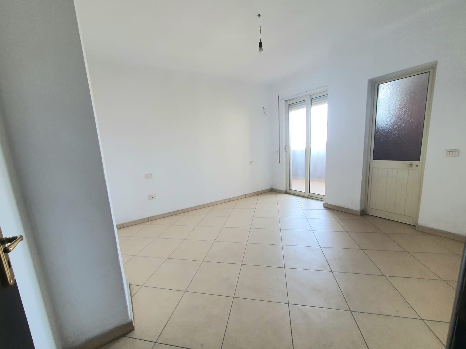 SHITET APARTAMENT 2+1 PRANE URES SE DAJLANIT,DURRES. 3