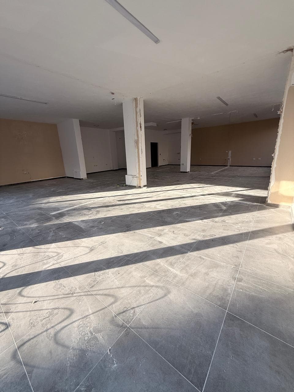 JEPET ME QERA AMBIENT BIZNESI STACIONI I PARE PLAZH, DURRES 3