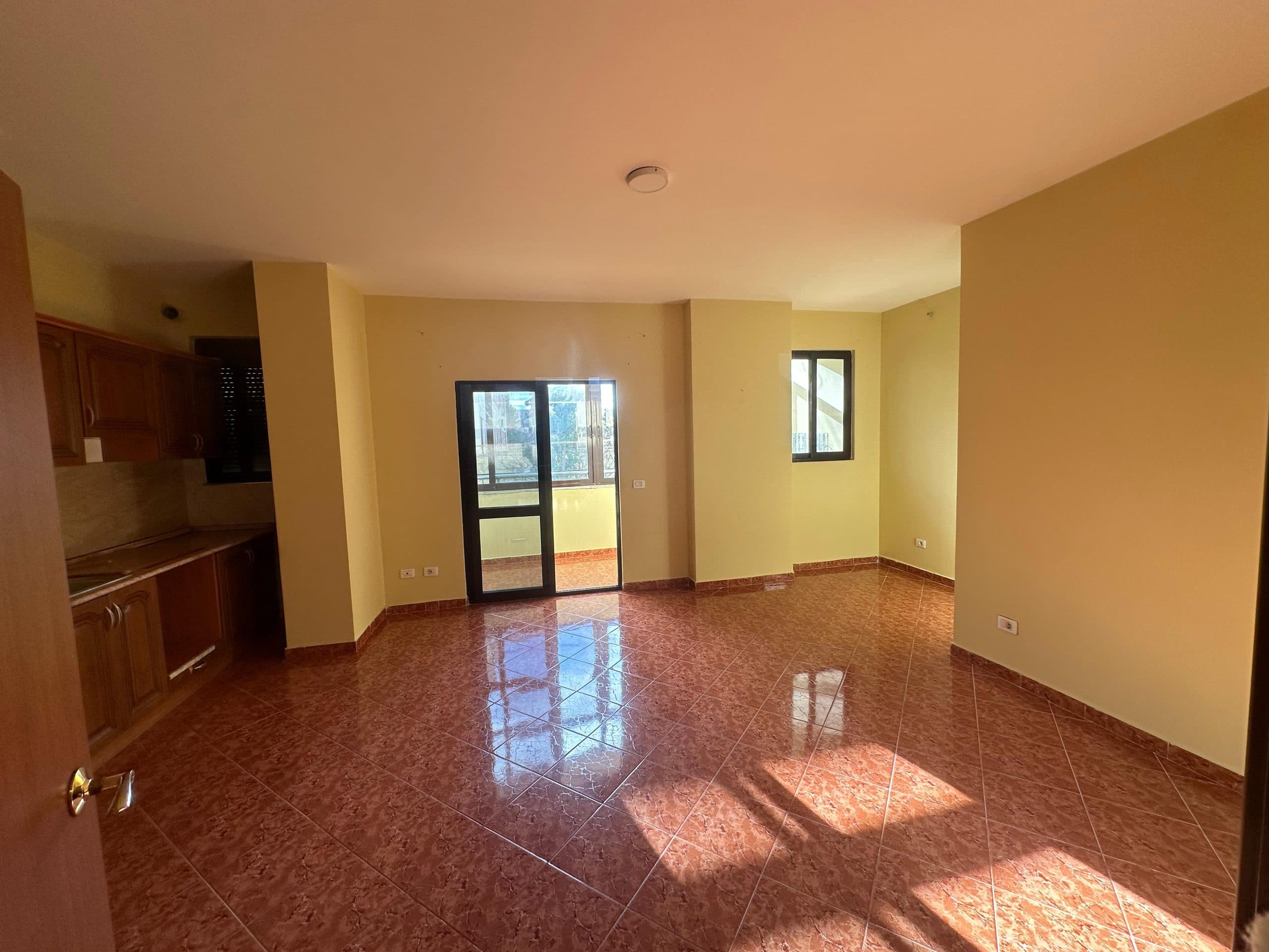 JEPET ME QERA APARTAMENT 1+1 + GARAZH PRANE ISH RAJONIT, DURRES 2