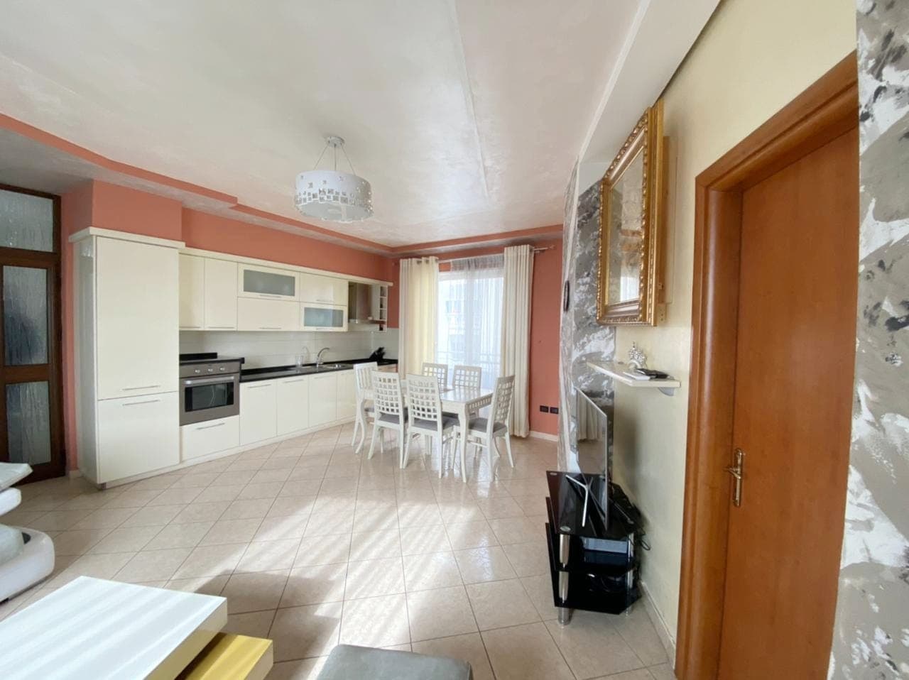 SHITET APARTAMENT 2+1 PRANE PORTIT ME PAMJE NGA DETI, DURRES. 3