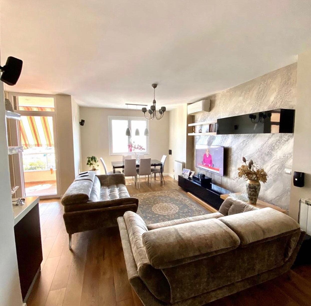 SHITET SUPER APARTAMENT 2+1 , PRANE STACIONIT TE TRENIT, DURRES. 2