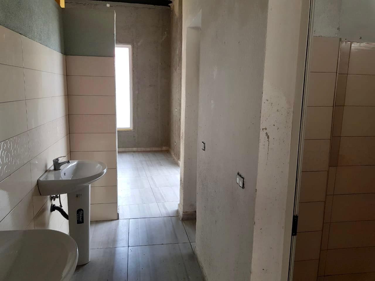 JEPET ME QERA AMBIENT BIZNESI NE QENDER TE QYTETIT, RRUGICA KUMINIT, DURRES.