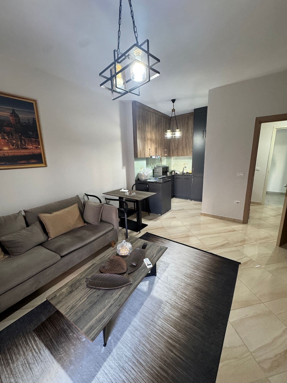 JEPET APARTAMENT ME QERA 1+1 VALUTA , DURRES