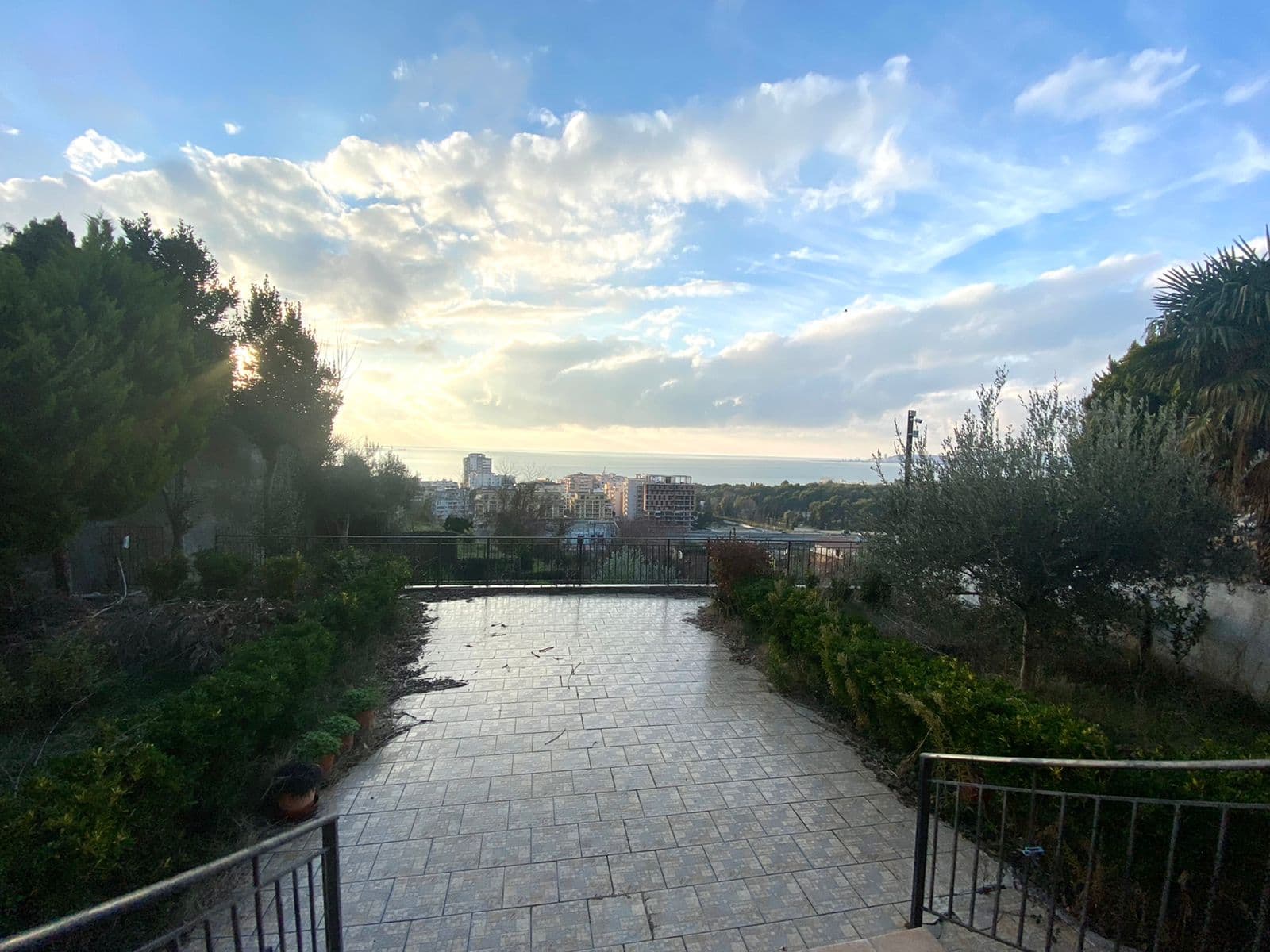 SHITET VILE 2 KATESHE ME PAMJE NGA DETI NE SHKALLNUR, DURRES.