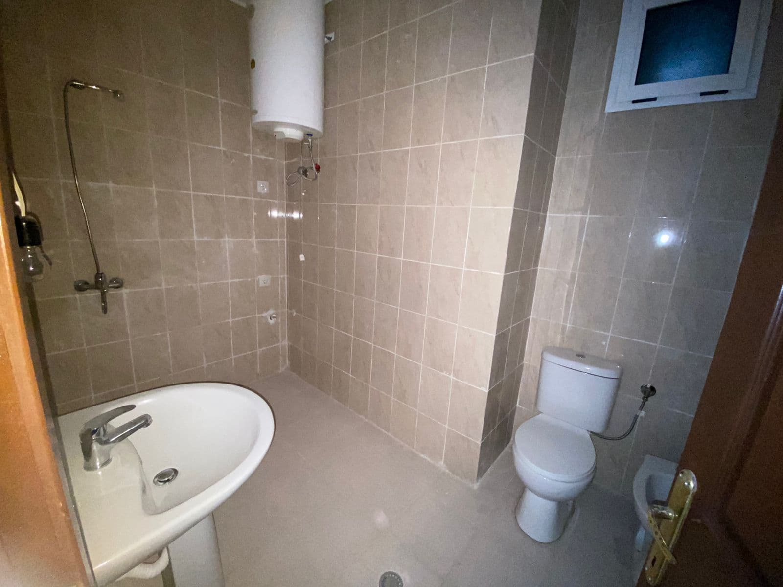 SHITET APARTAMENT 1+1 PRANE SHKOLLES BAJRAM CURRI.PLAZH,DURRES. 4