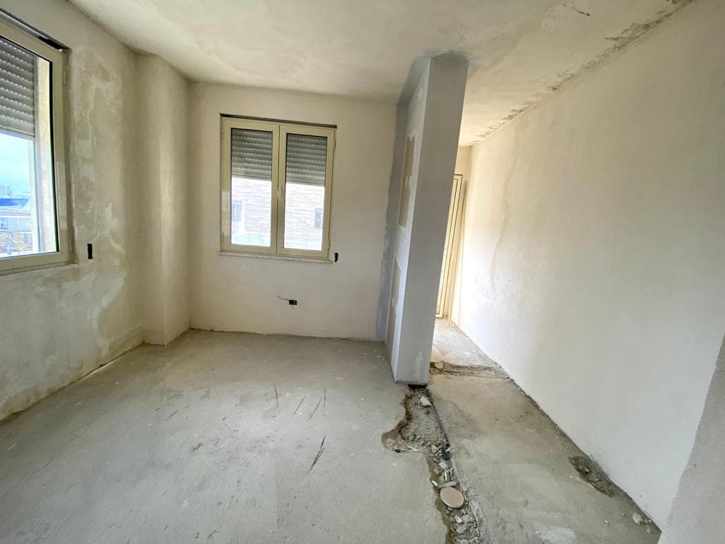 SHITET APARTAMENT 3+1 ME PAMJE NGA DETI,RRUGA E PORTIT,DURRES. 4