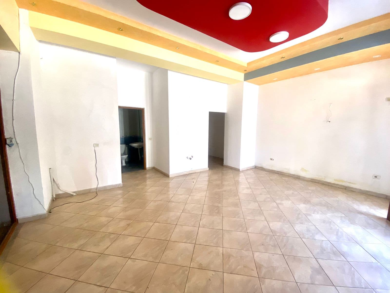 JEPET ME QERA AMBIENT BIZNESI PRANE HOTEL EMPIRE, DURRES. 2
