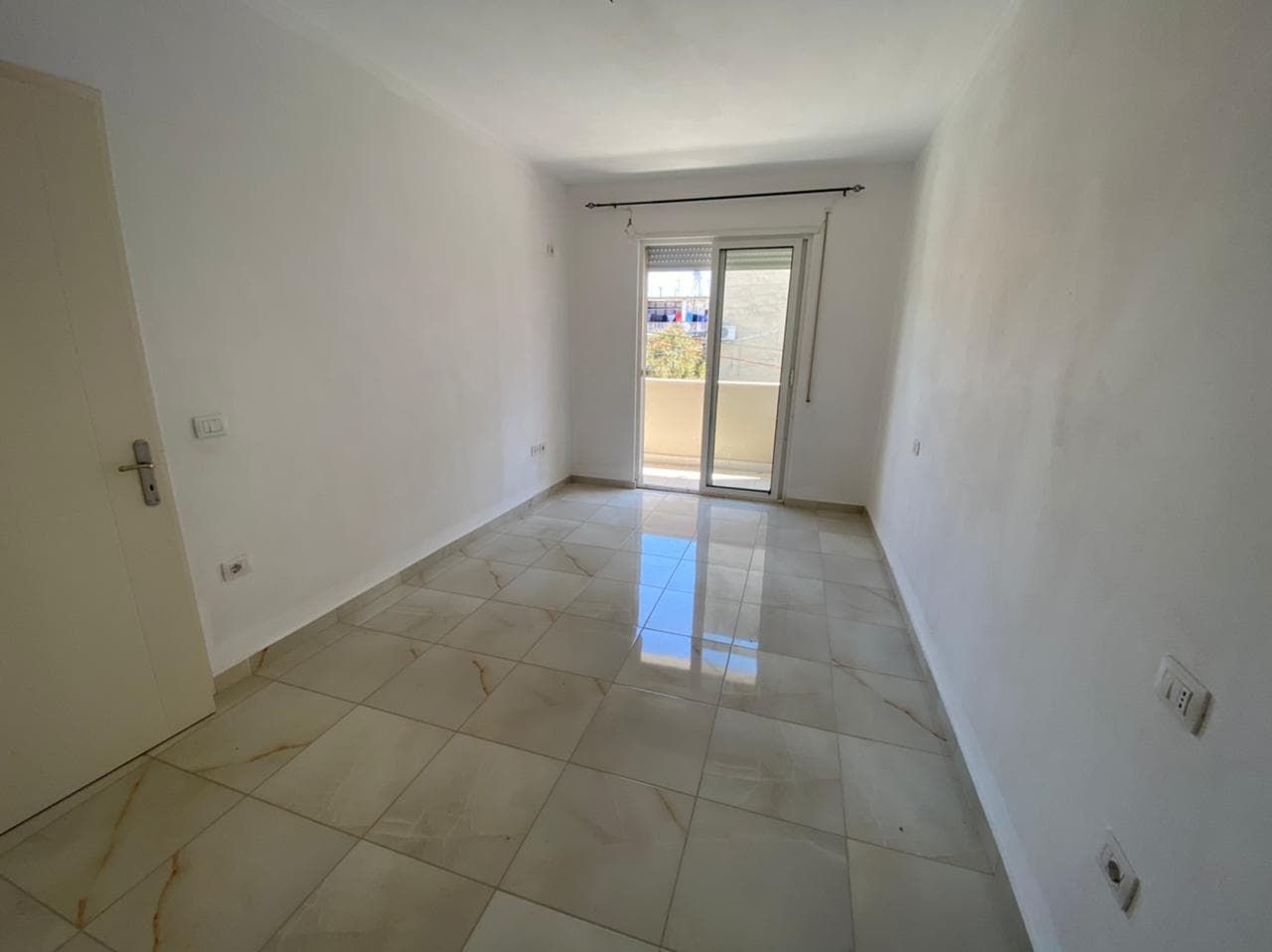SHITET APARTAMENT 1+1 PRANE SPITALIT,LAGJA 18,DURRES. 3