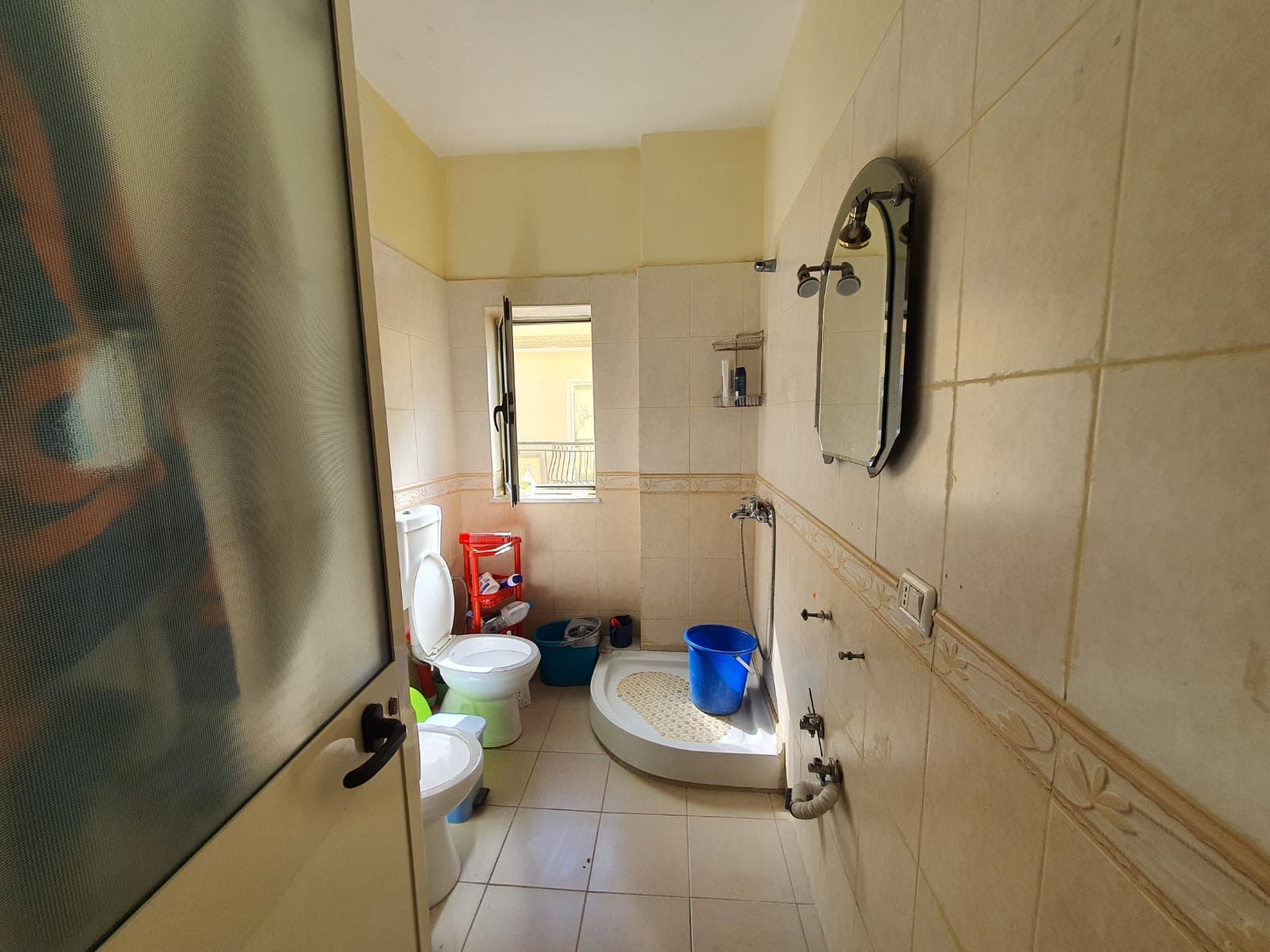 SHITET GARSONIERE,PRANE KOLOSEUT ,SHKEMBI I KAVAJES DURRES. 3