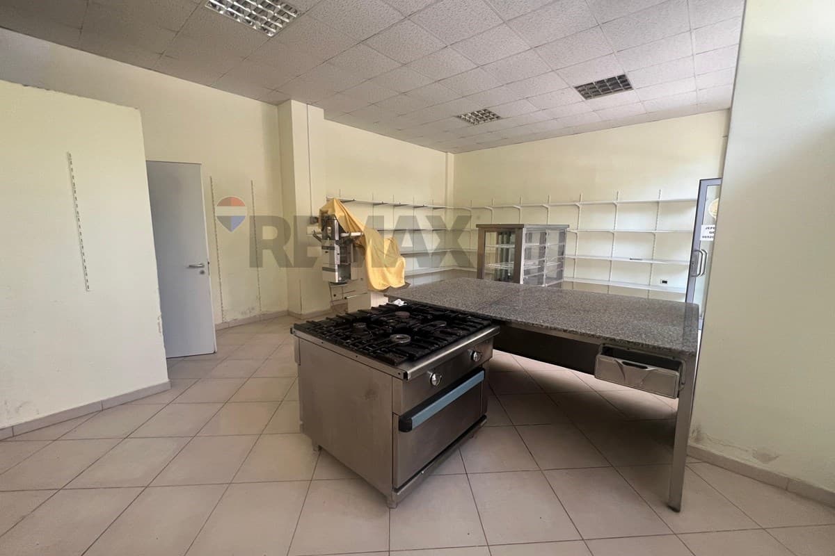 🏪 DYQAN PËR QIRA – RRUGA E ÇIPAJVE, VLORË 2