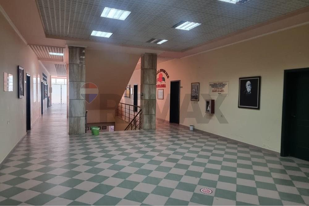 Dyqan - Për Qira - Sheshi Isa Boletini, Vlorë 2