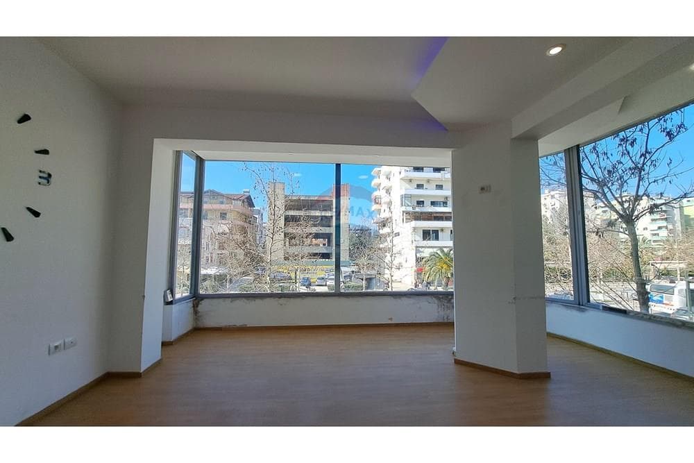 🏢 ZYRË PREMIUM ME QIRA – BULEVARDI ISMAIL QEMALI, VLORË