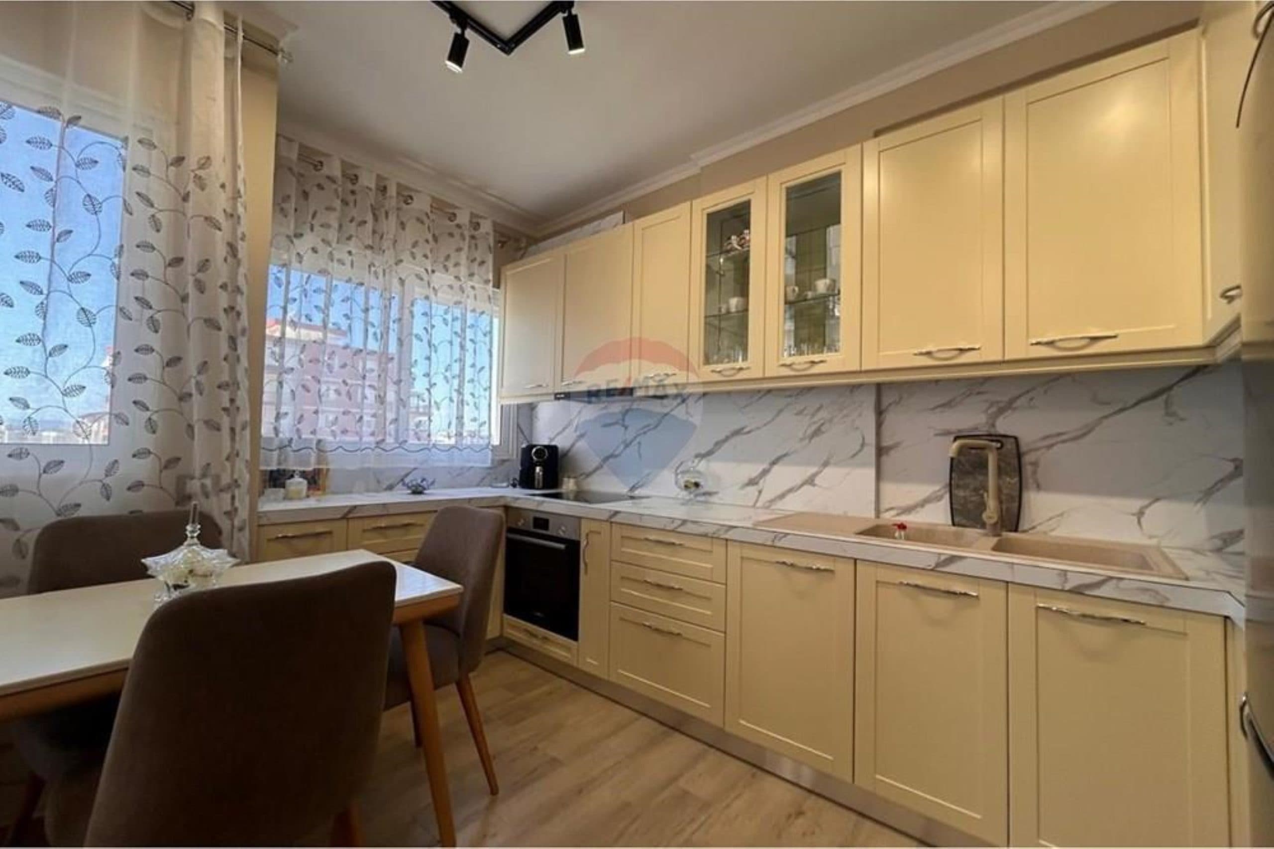 🏡 APARTAMENT 2+1 PREMIUM ME QIRA – ALBANO & ROMINA, VLORË 4