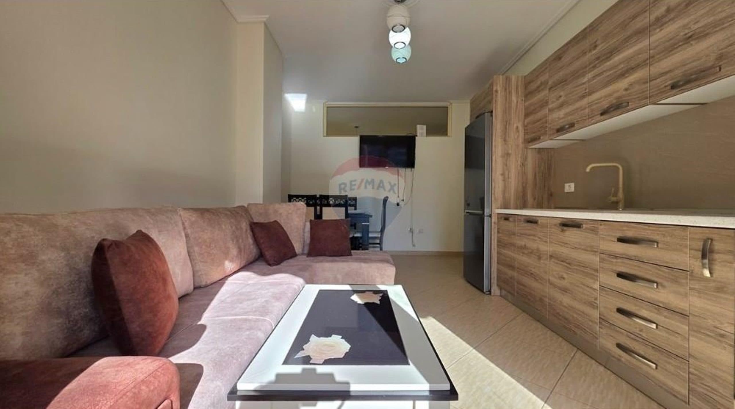 APARTAMENT 1+1 ME QIRA AFATGJATË – LUNGOMARE, VLORË