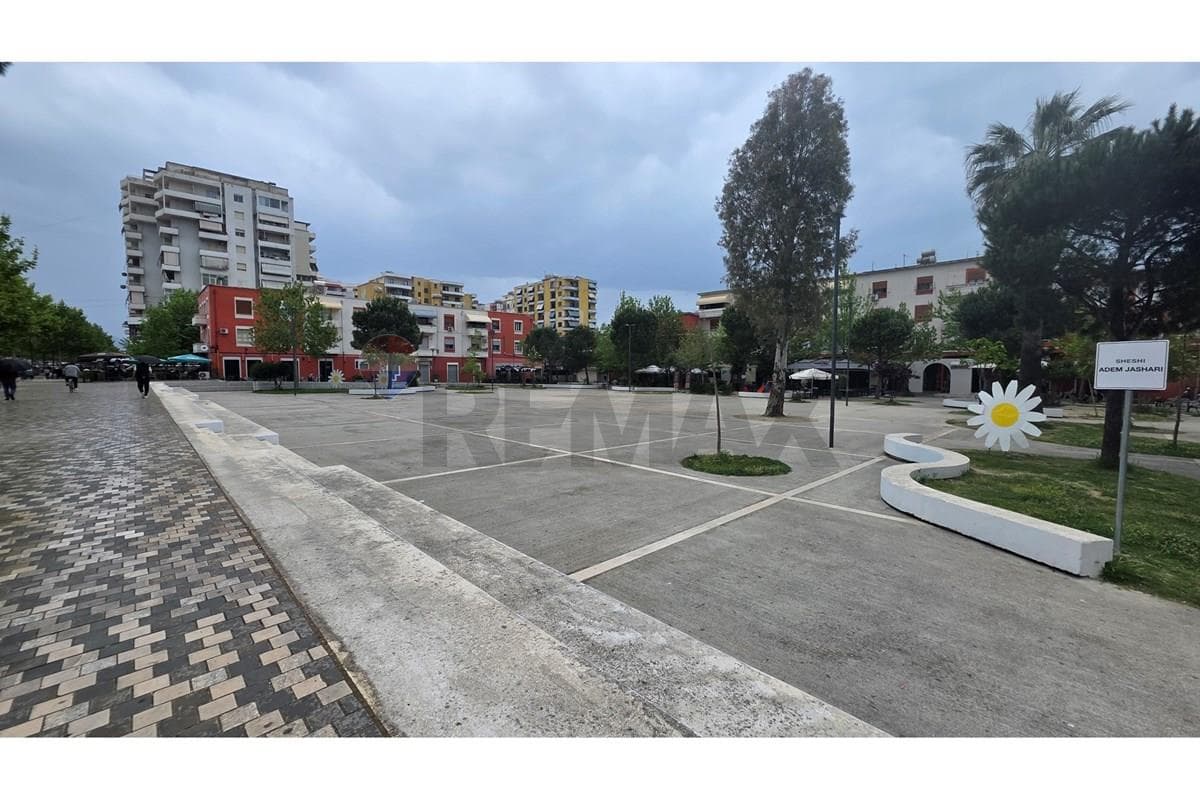 Dyqan - Në Shitje - Rruga Avni Rustemi, Vlorë 4