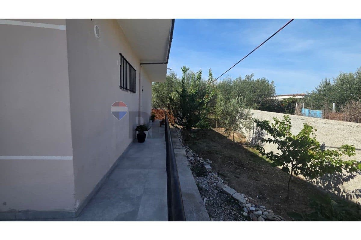 Shtepi Private - Në Shitje - Rruga Andrea Varfi, Vlorë 2