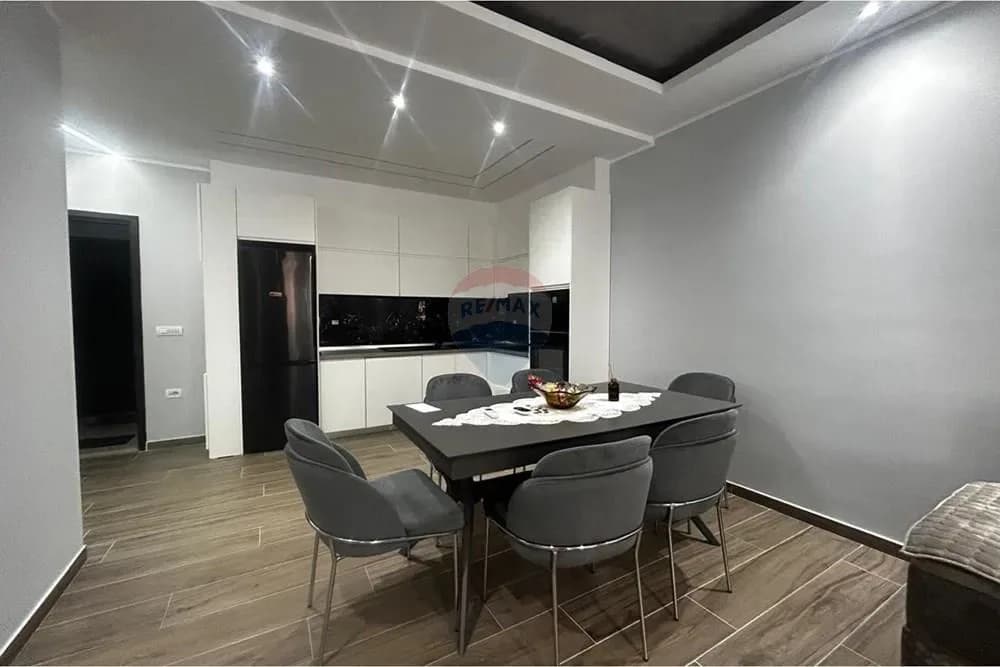 🏡 APARTAMENT 2+1+2 ME QIRA – LUNGOMARE, VLORË 4