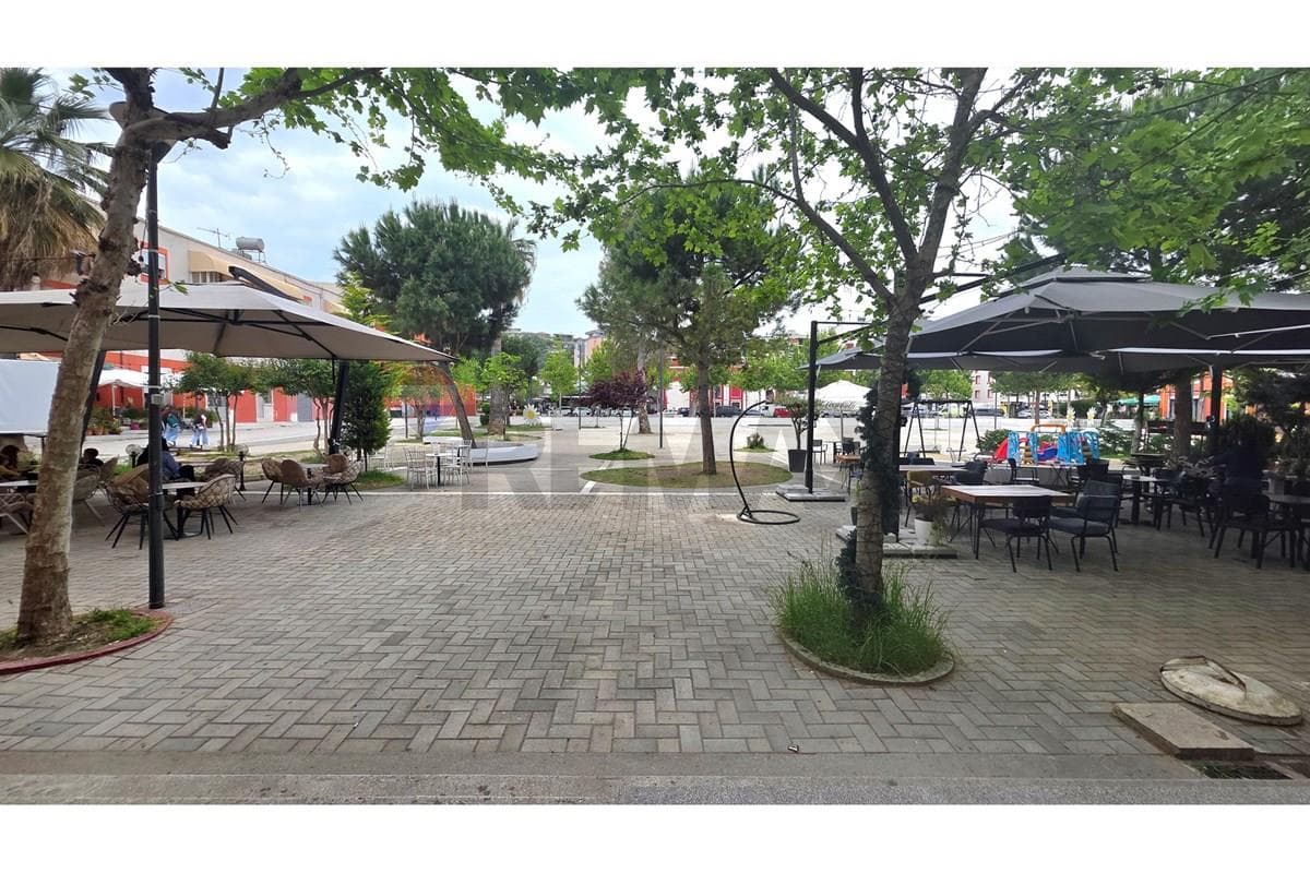 Dyqan - Në Shitje - Rruga Avni Rustemi, Vlorë 2