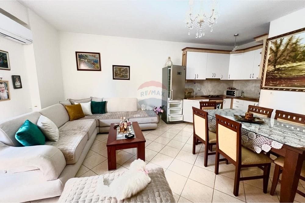 Apartament - Në Shitje - Rruga e Portit, Vlorë 2