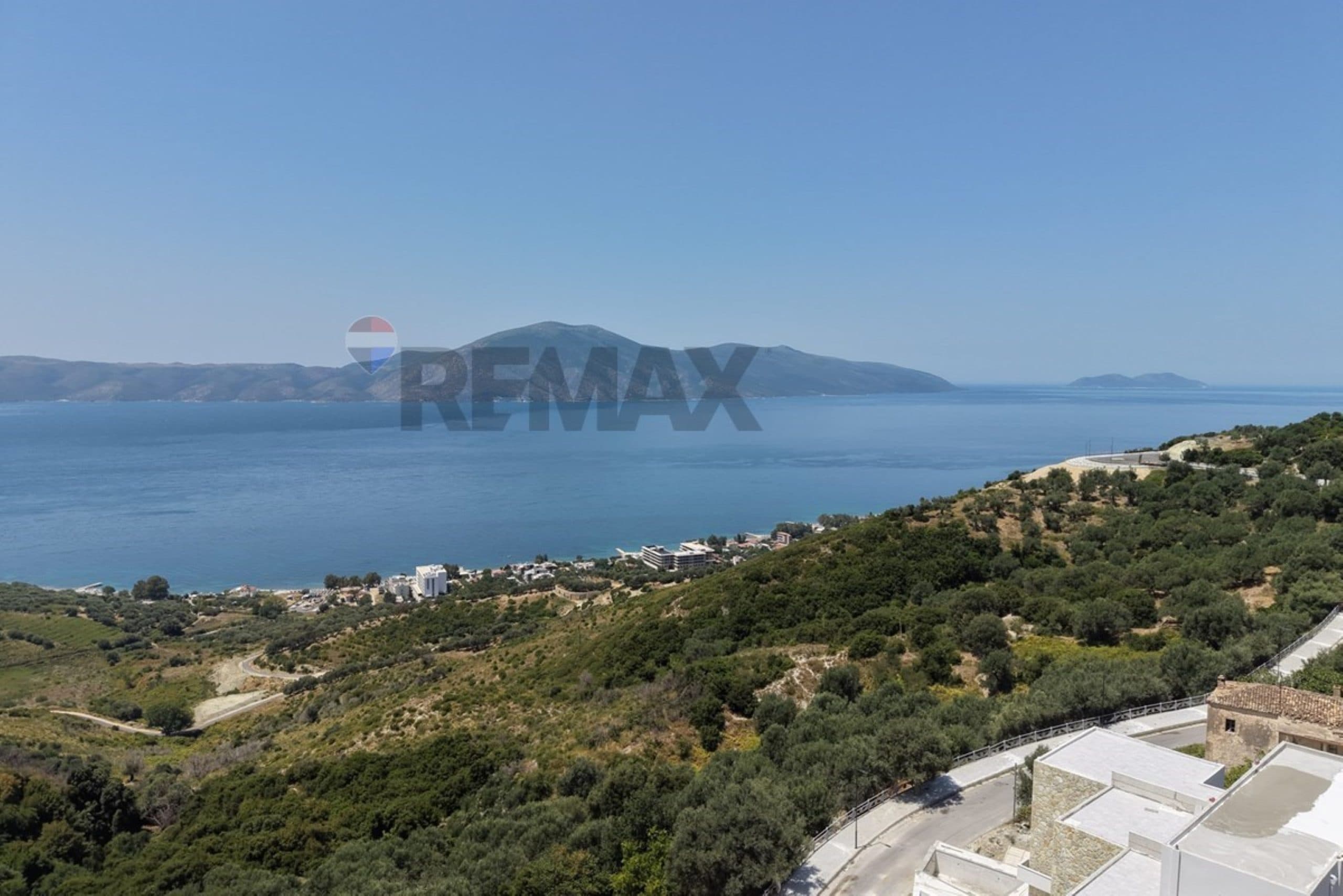 OKAZION I RRALLË! APARTAMENT 1+1 ME PISHINË PRIVATE NË RRADHIMË, VLORË