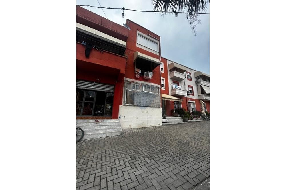 Dyqan - Për Qira - Gjimnazi Ali Demi, Vlorë