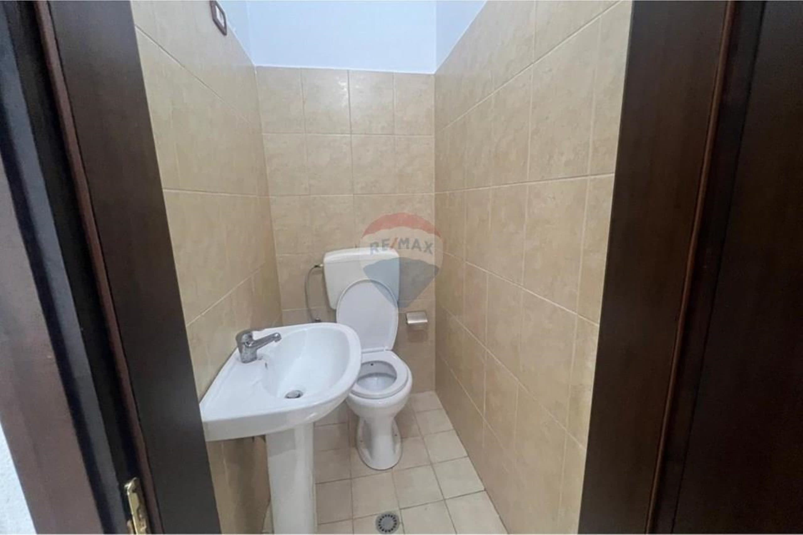 🏢 DYQAN ME QIRA – PRANË AMBULANCËS, VLORË
