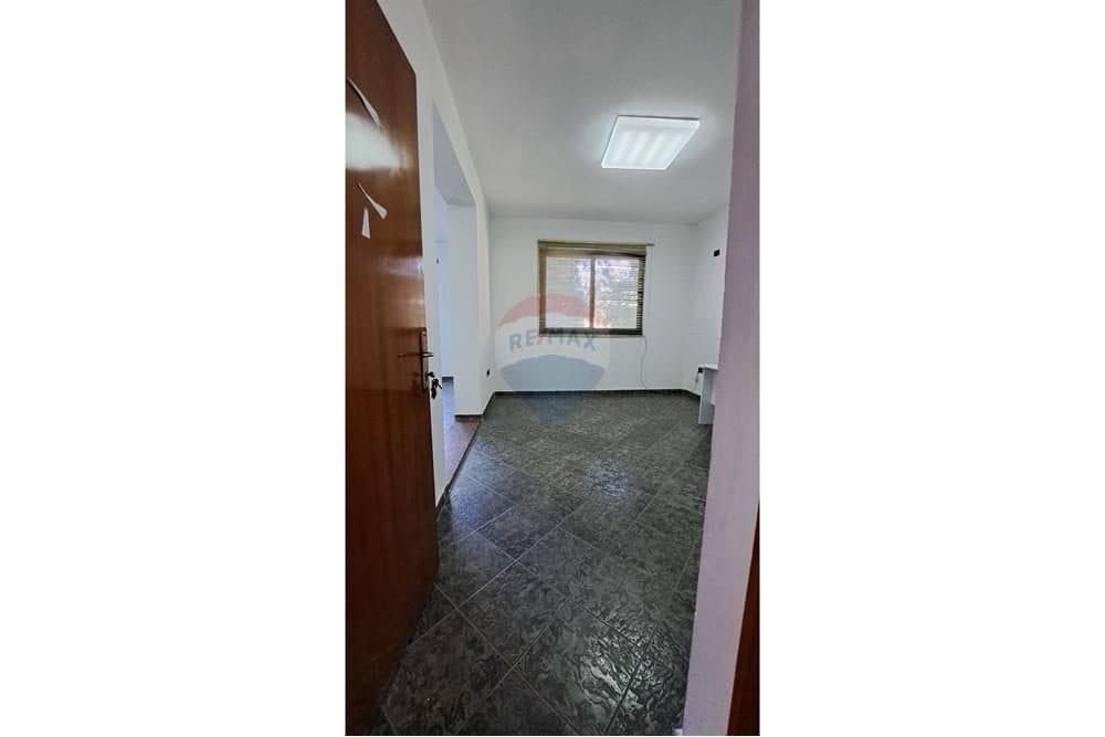 🏢 ZYRË PREMIUM ME QIRA – BULEVARDI ISMAIL QEMALI, VLORË