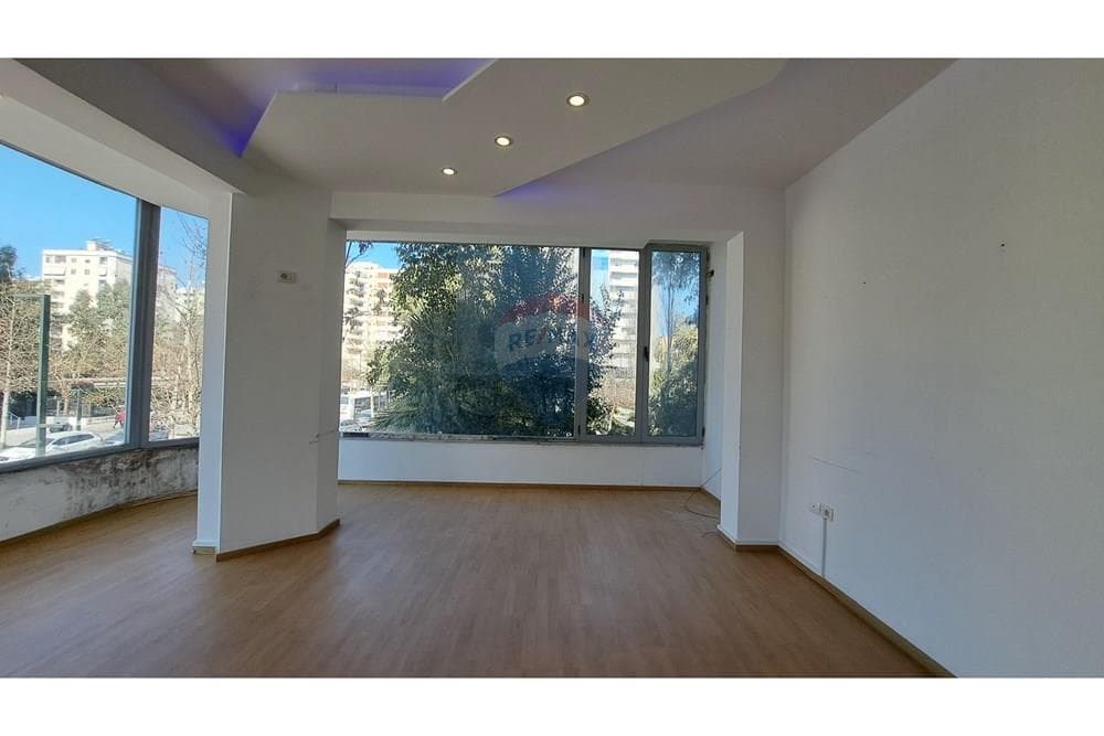 🏢 ZYRË PREMIUM ME QIRA – BLV. ISMAIL QEMALI, VLORË!