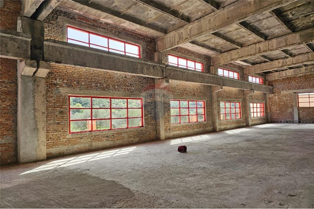 Magazine - Për Qira - Rruga Demokracia, Vlorë