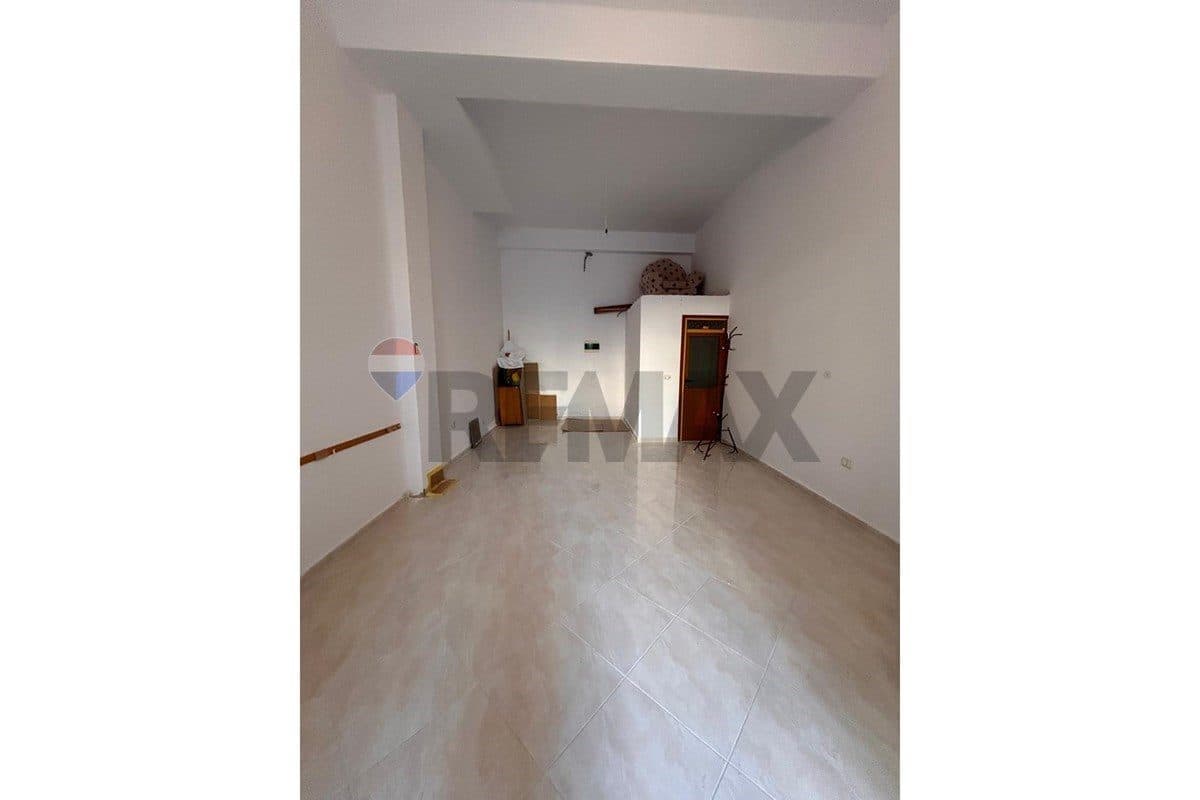 Dyqan - Për Qira - Rruga 8 Marsi, Vlorë