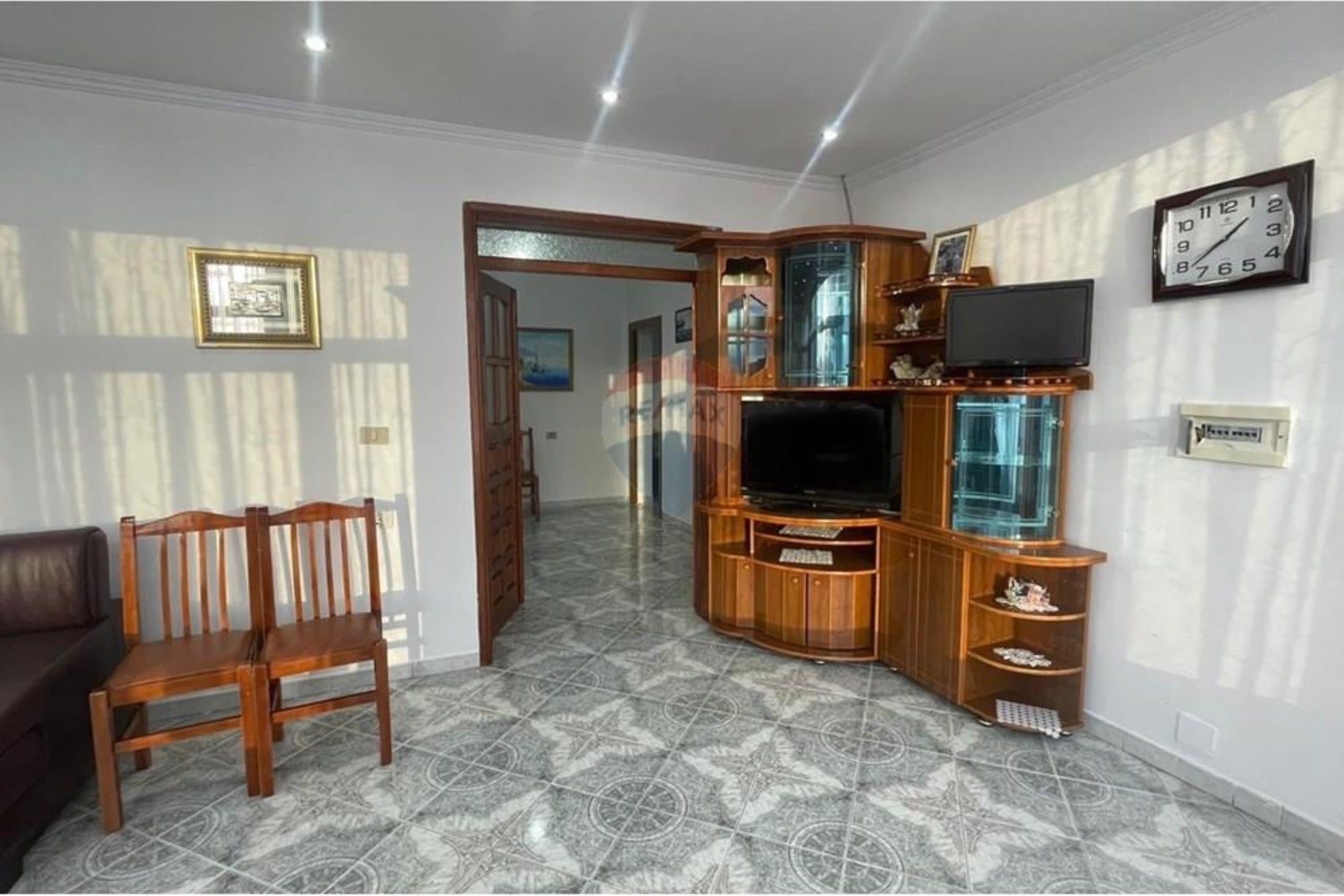 🏡 KATI I PARË I NJË VILE ME QIRA – RRUGA E RE, VLORË