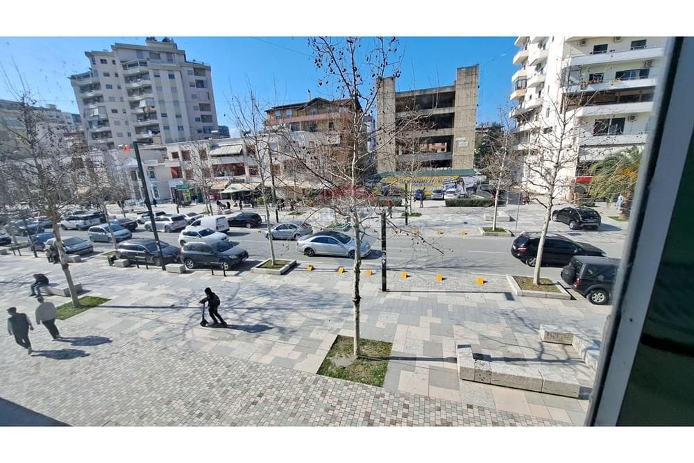 🏢 ZYRË PREMIUM ME QIRA – BULEVARDI ISMAIL QEMALI, VLORË