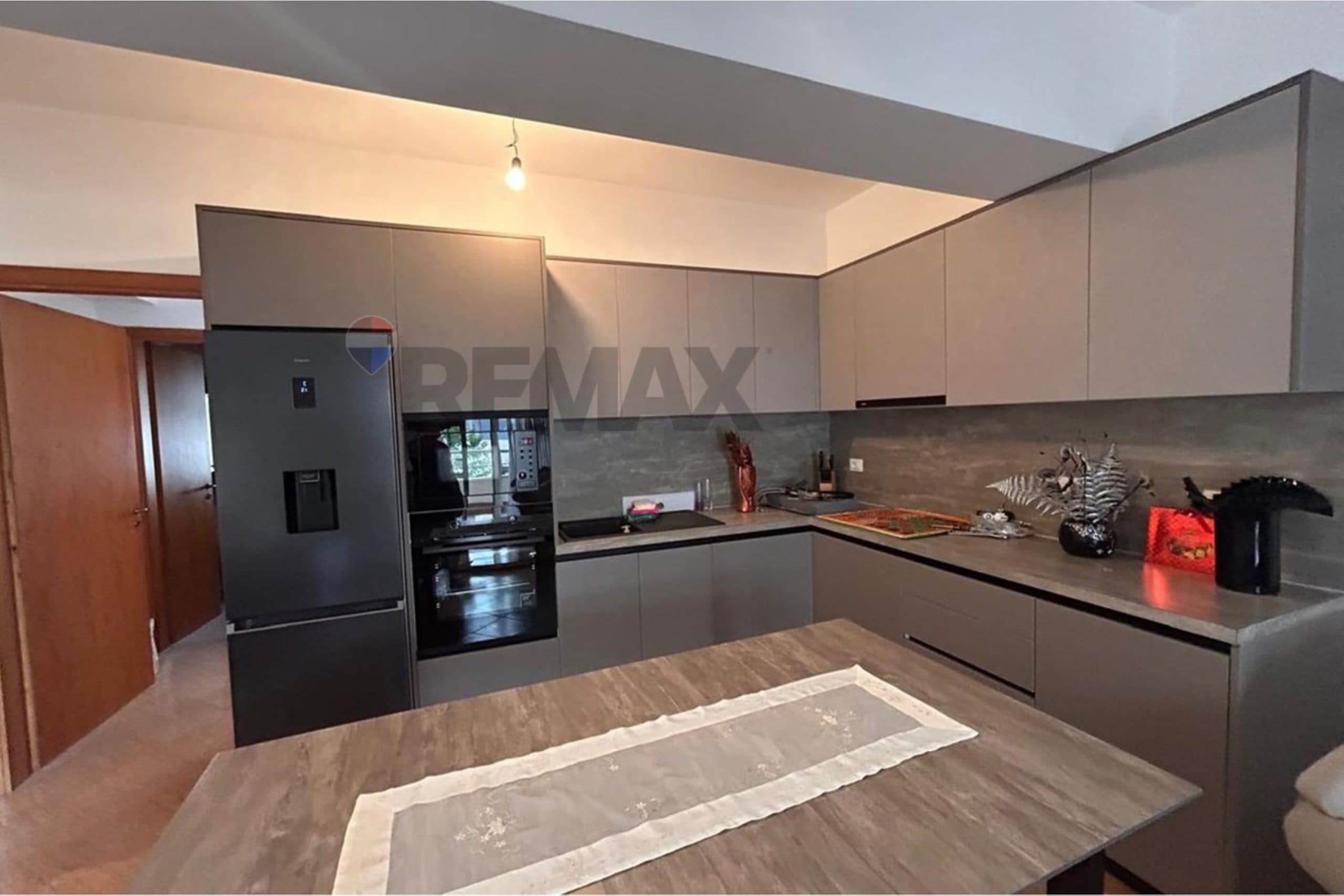 🌊 Apartament 3+1 për Qira në Lungomare, Vlorë
