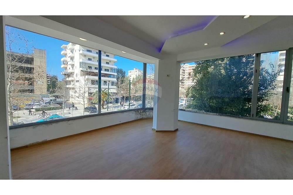 🏢 ZYRË PREMIUM ME QIRA – BLV. ISMAIL QEMALI, VLORË! 2