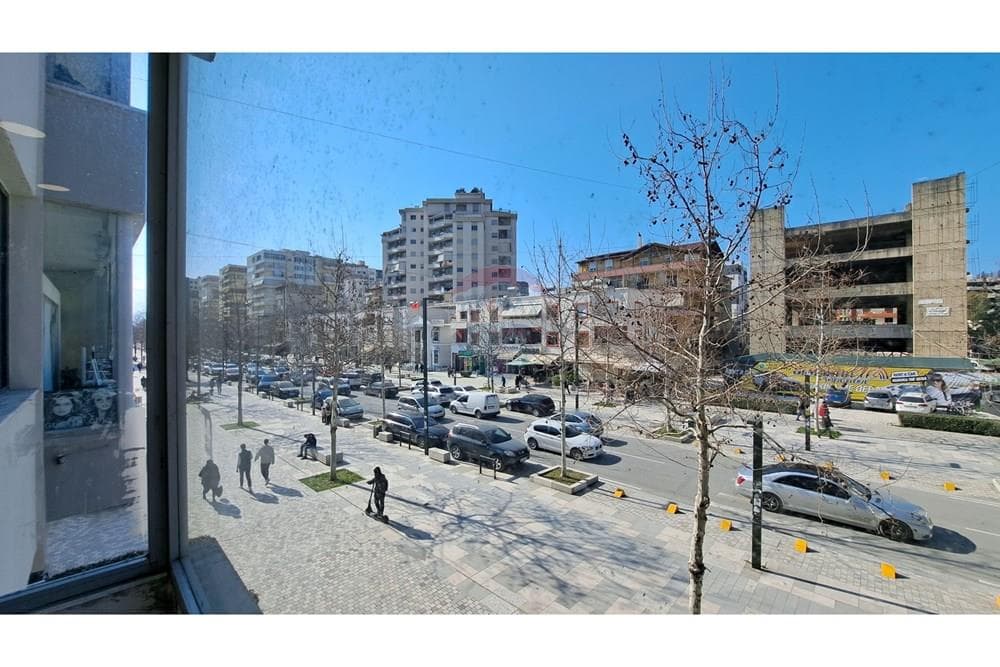 🏢 ZYRË PREMIUM ME QIRA – BLV. ISMAIL QEMALI, VLORË!