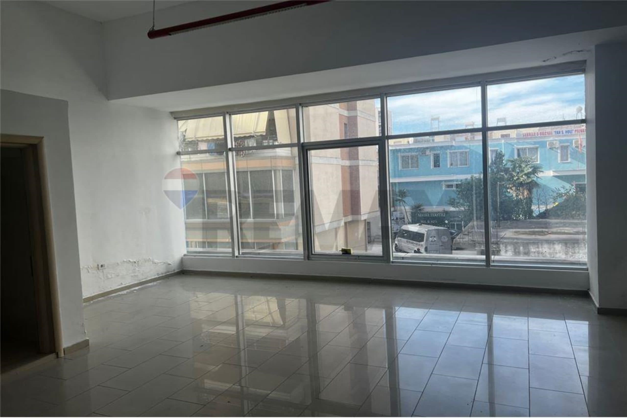 🏢 AMBIENT KOMERCIAL PËR SHITJE – VLORË 🏢 2