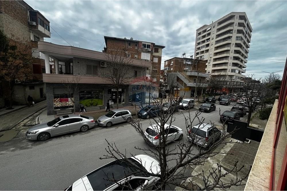 Dyqan - Për Qira - Gjimnazi Ali Demi, Vlorë