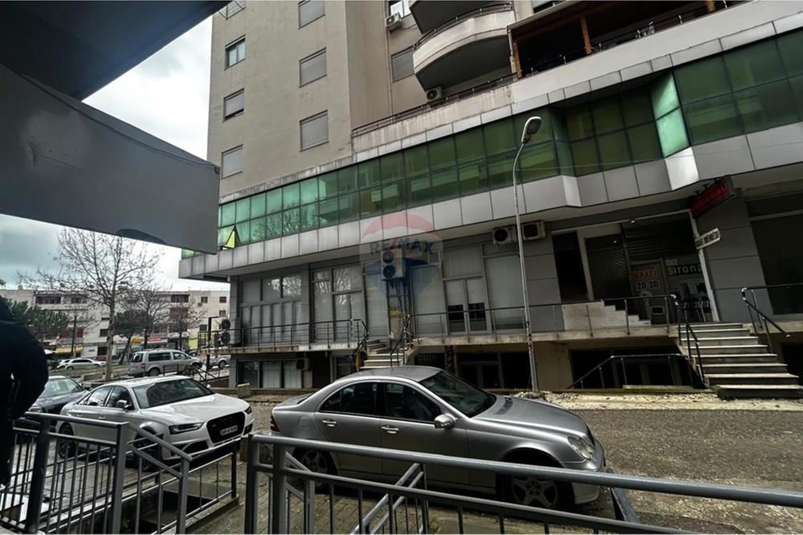 🏢 DYQAN ME QIRA – PRANË AMBULANCËS, VLORË