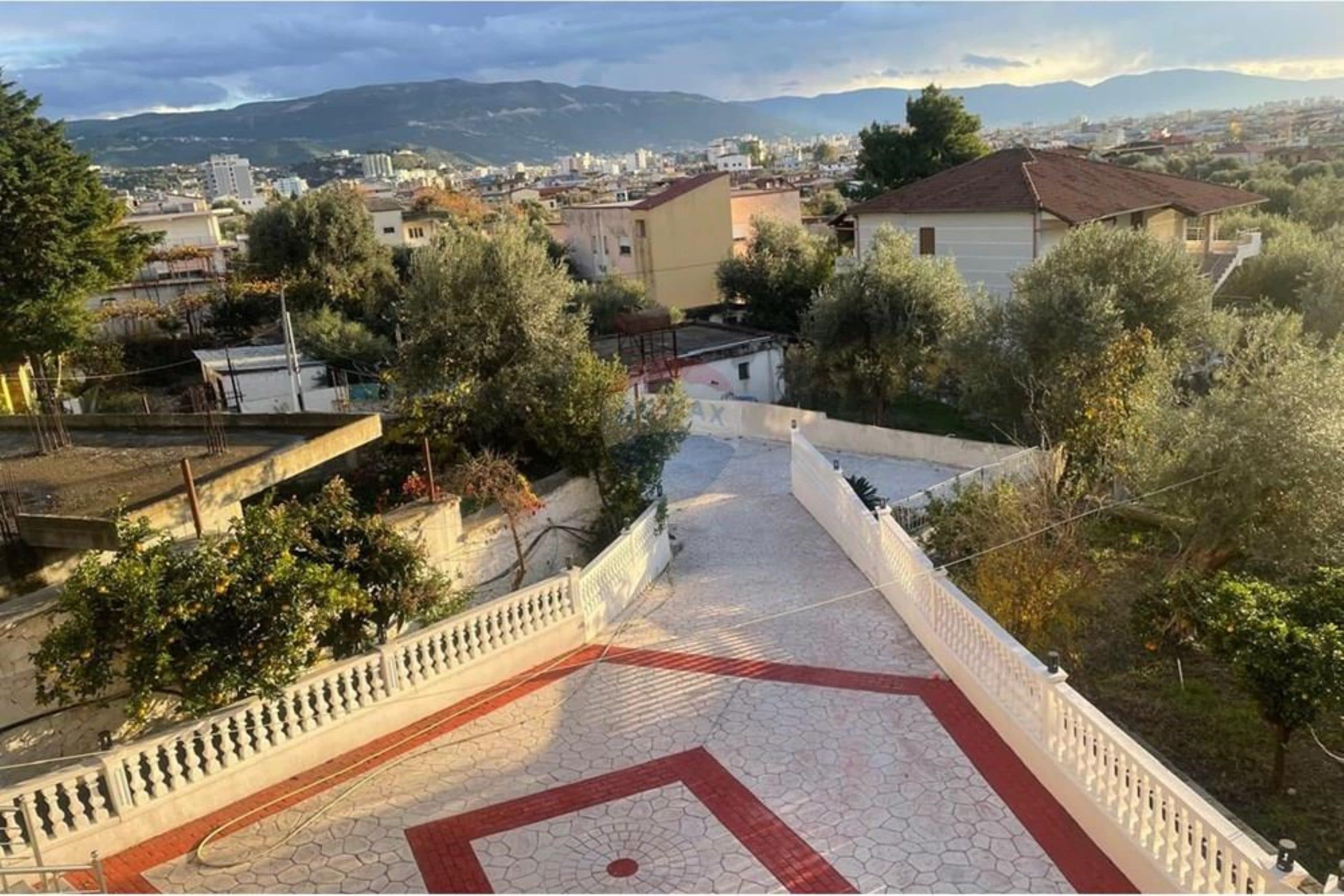 🏡 KATI I PARË I NJË VILE ME QIRA – RRUGA E RE, VLORË