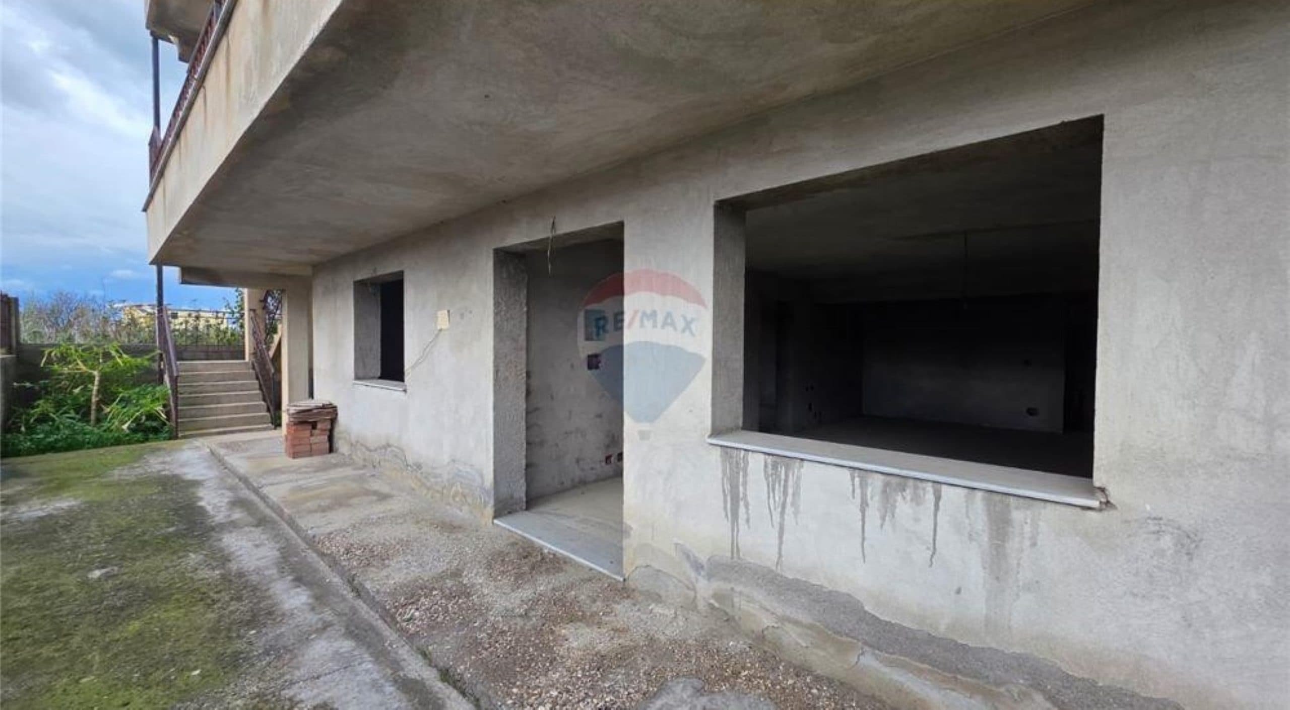 🏢 NDËRTESË 4-KATËSHE PËR SHITJE – PRANË BYPASS-IT, VLORË 3