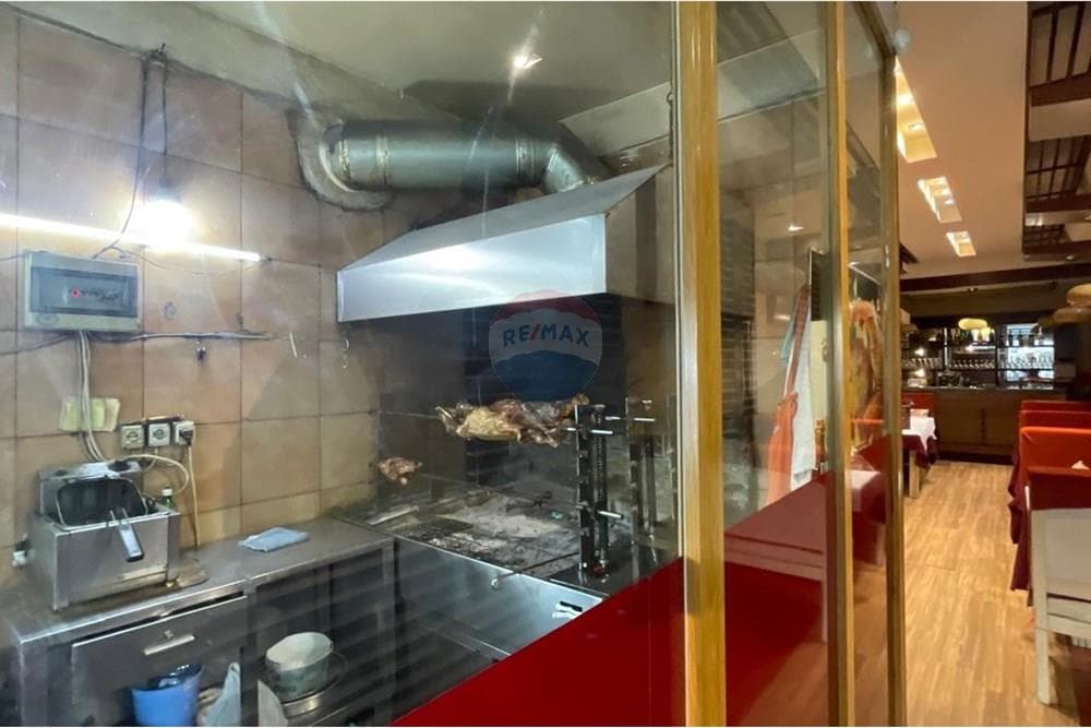 Restorant - Në Shitje - Rruga Demokracia, Vlorë