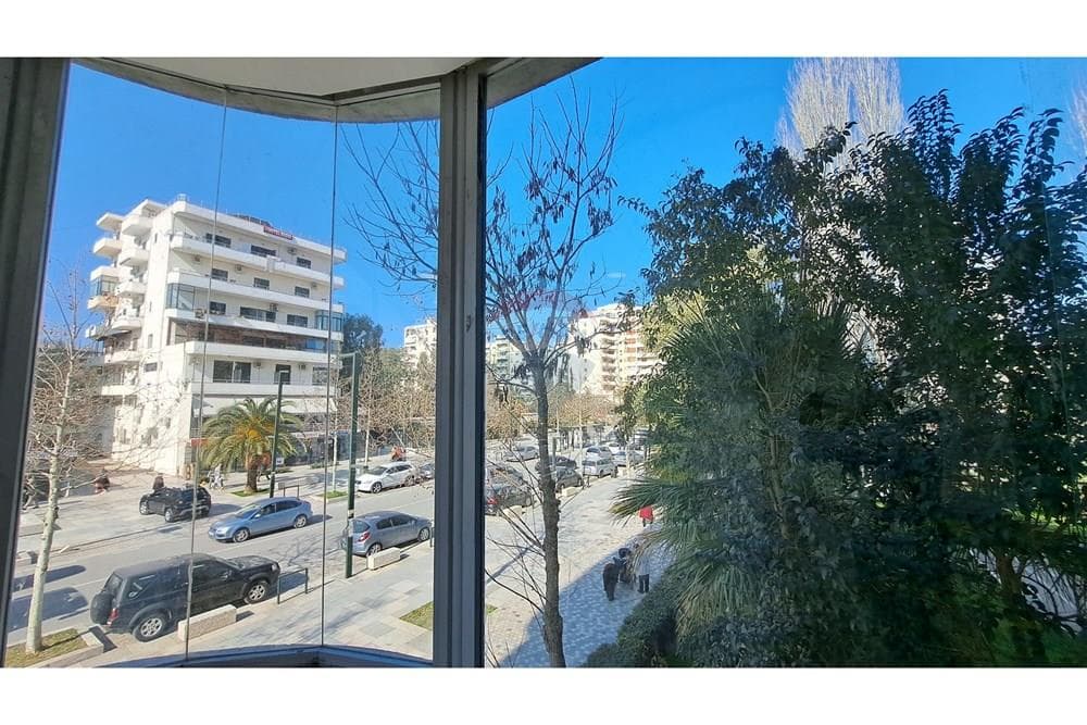 🏢 ZYRË PREMIUM ME QIRA – BLV. ISMAIL QEMALI, VLORË!