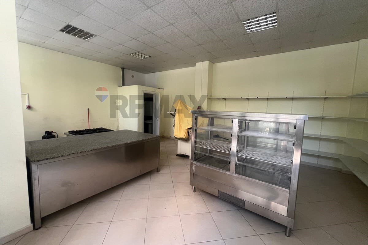 🏪 DYQAN PËR QIRA – RRUGA E ÇIPAJVE, VLORË 3