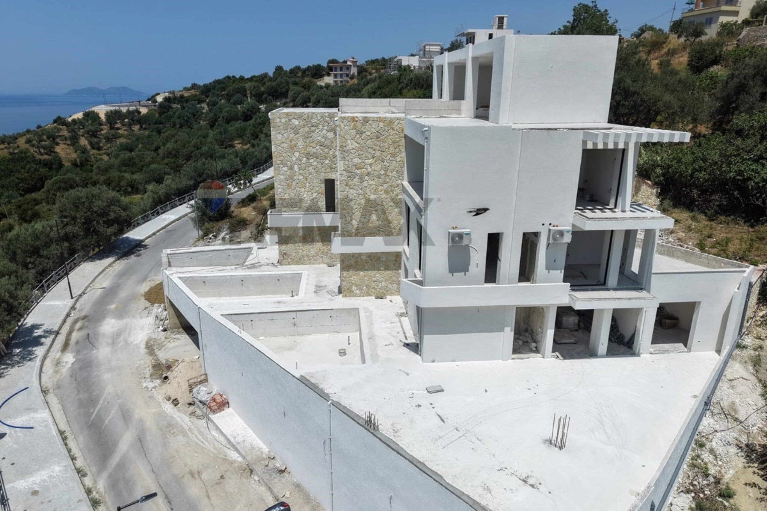 OKAZION I RRALLË! APARTAMENT 1+1 ME PISHINË PRIVATE NË RRADHIMË, VLORË 4