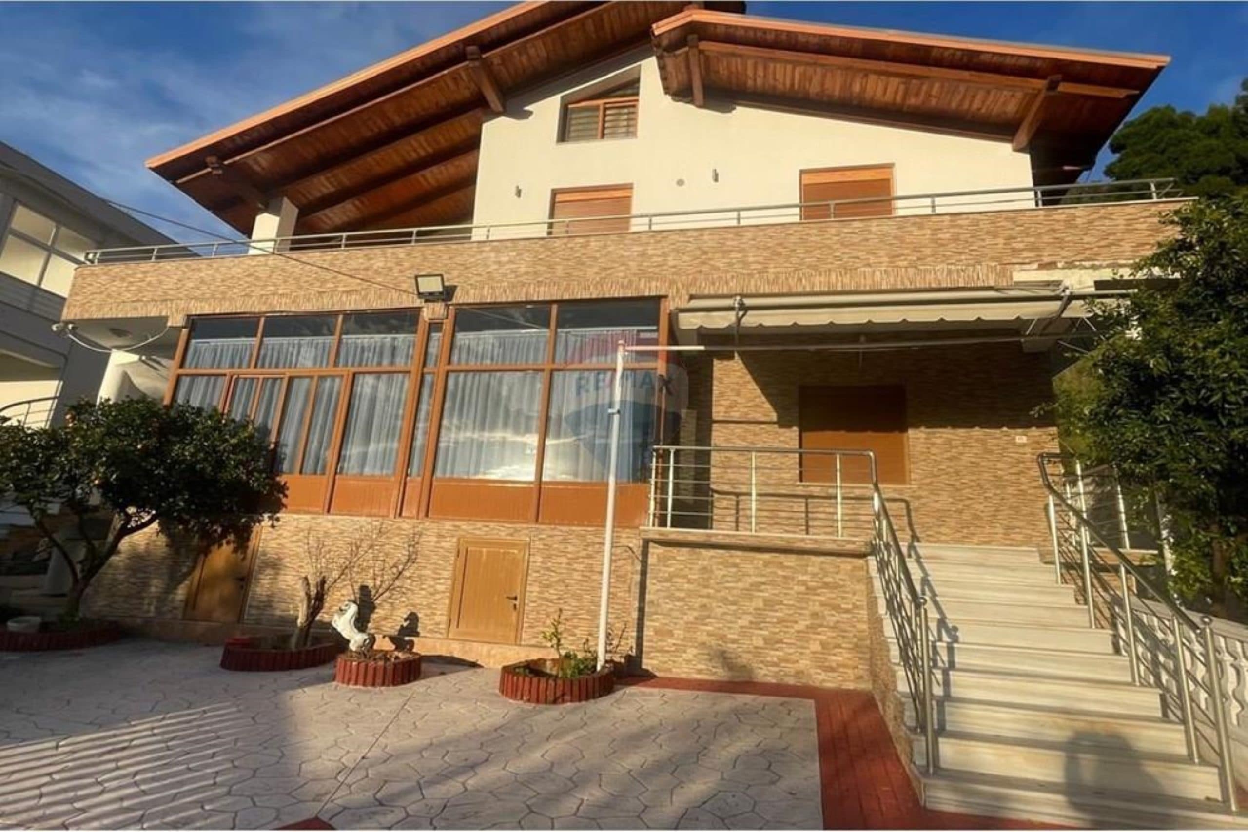 🏡 KATI I PARË I NJË VILE ME QIRA – RRUGA E RE, VLORË