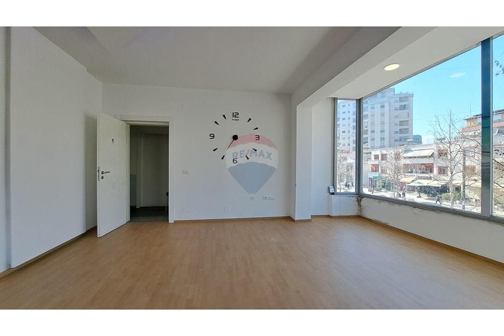 🏢 ZYRË PREMIUM ME QIRA – BULEVARDI ISMAIL QEMALI, VLORË