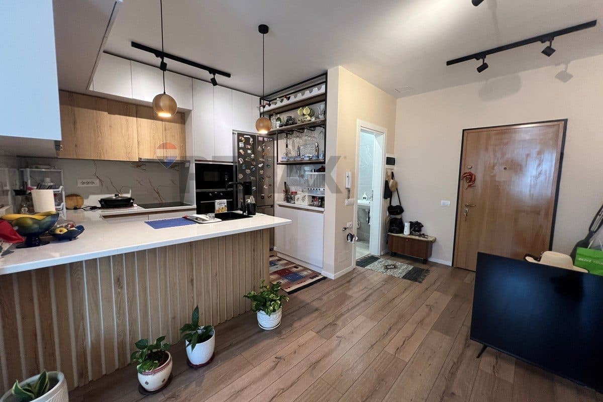 🏡 APARTAMENT 2+1 I RINOVUAR NË SHITJE – PRANË CONAD, VLORË!