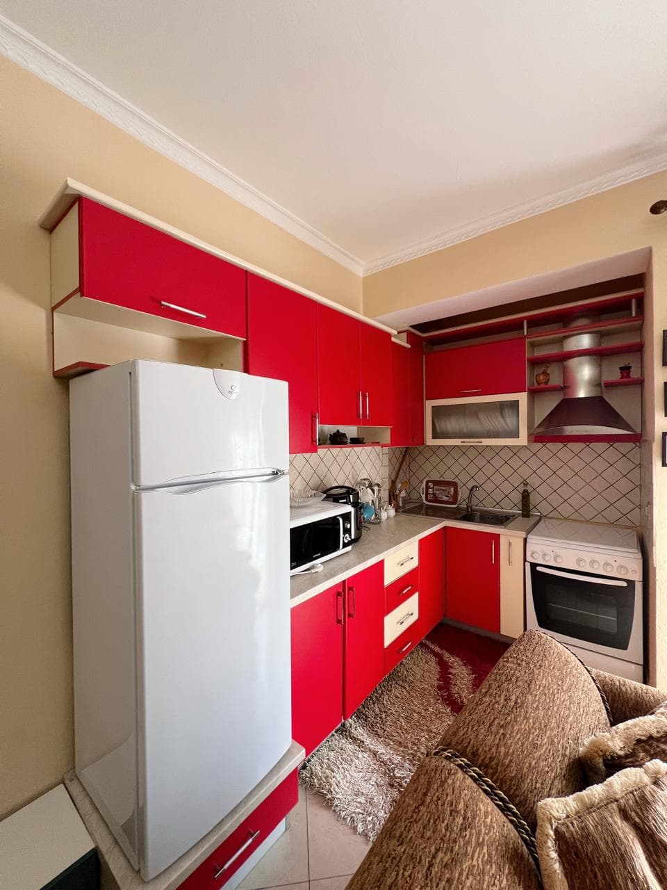 🌊 APARTAMENT 1+1 ME QIRA AFATGJATË – LUNGOMARE, VLORË