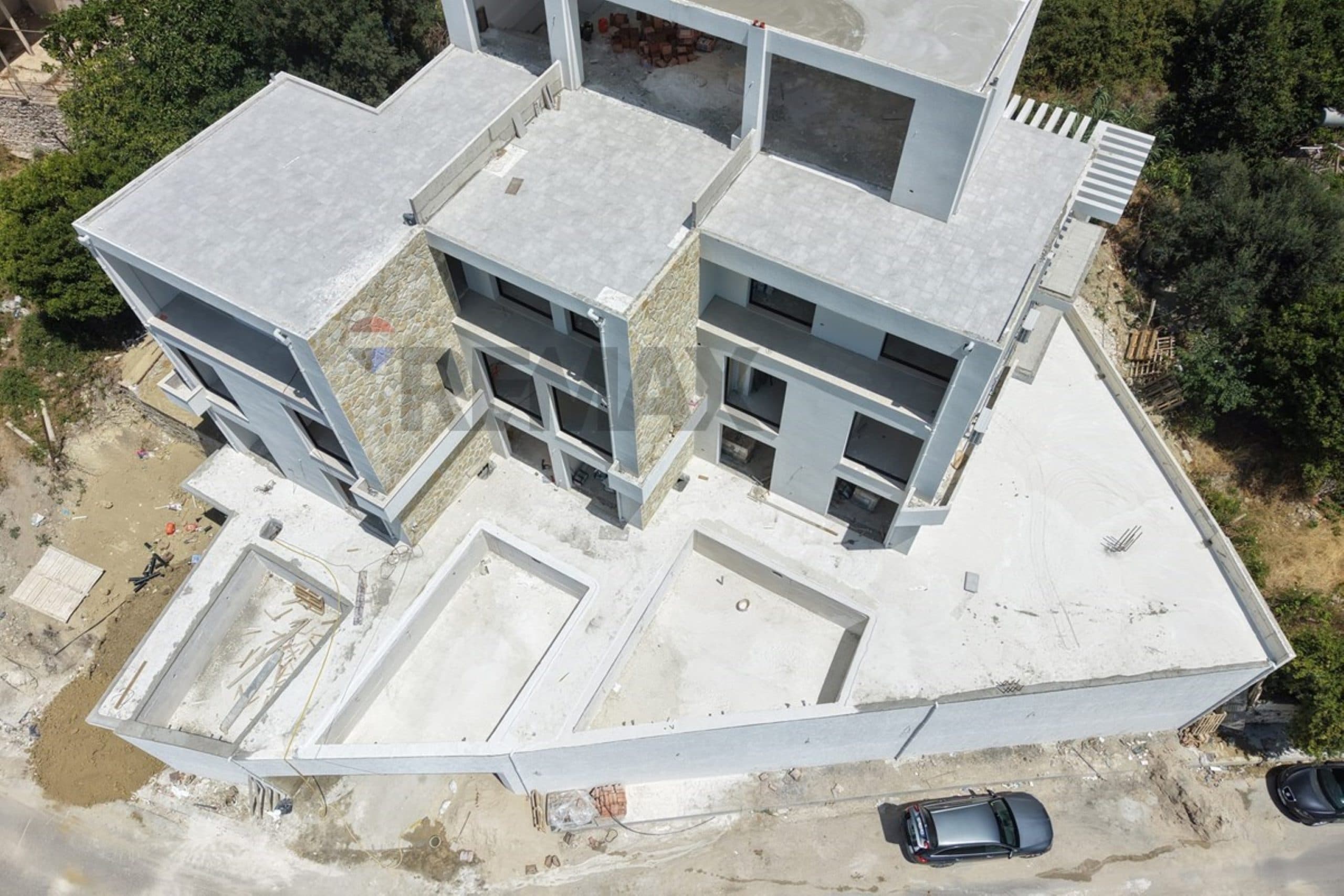 OKAZION I RRALLË! APARTAMENT 1+1 ME PISHINË PRIVATE NË RRADHIMË, VLORË 2