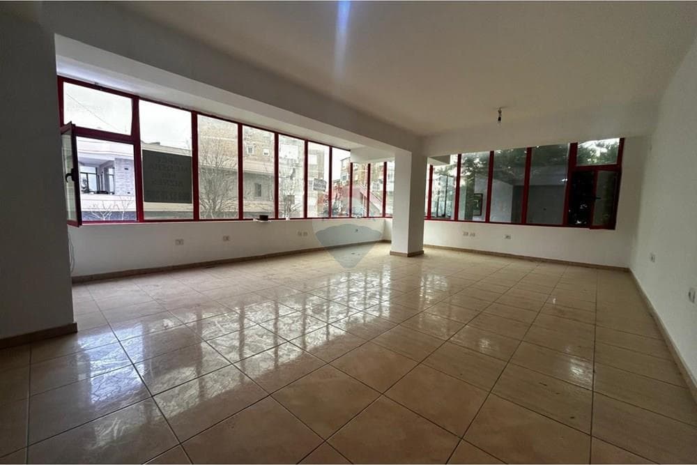 Dyqan - Për Qira - Gjimnazi Ali Demi, Vlorë 2